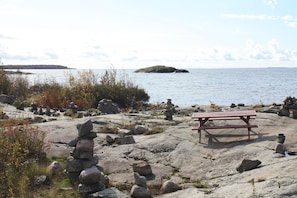 BBQ/picnic Area - Carolyn Beach Inn & Restaurant (Thessalon)