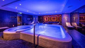A spa area with a hot tub and lounge chairs, a wall-mounted massage table, and a ceiling with recessed lighting. - The Stay Boulevard Nisantasi (Istanbul)