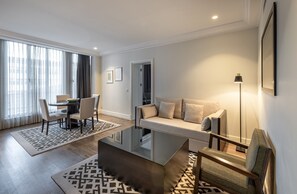 Suite – deluxe | Oppholdsområde | En 55-tommers smart-TV med kabel-kanaler samt TV