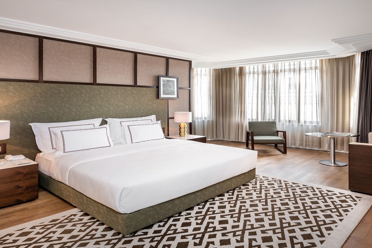Premium bedding, minibar, in-room safe, desk