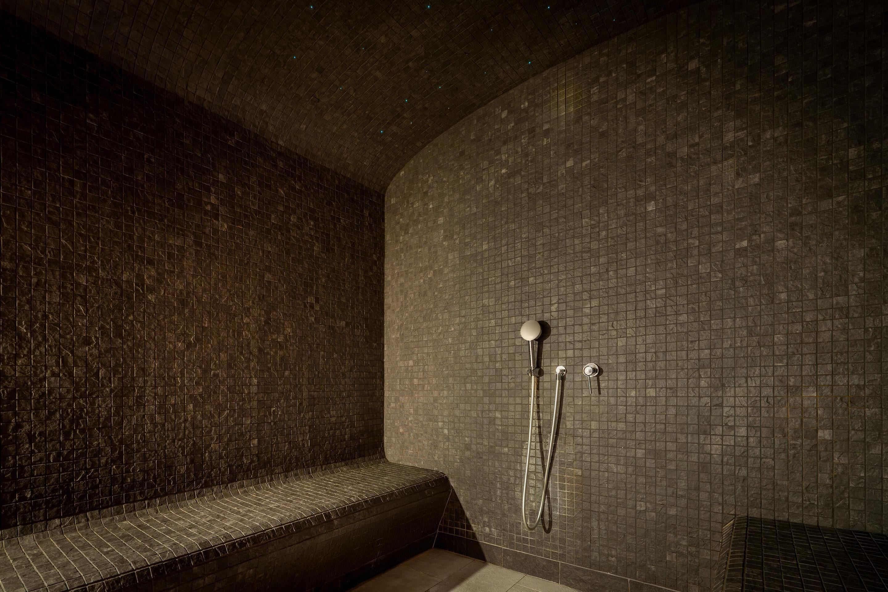 Piscine couverte, accès possible de 09 h 00 à 21 h 00, chaises longues 