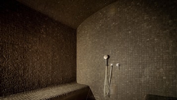 Een binnenzwembad, open van 09.00 uur tot 21.00 uur, en ligstoelen