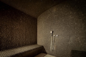 Indoor pool, open 9:00 AM to 9:00 PM, pool loungers - Urban Hotel Aix-les-Bains, BW Signature Collection (Aix-les-Bains)