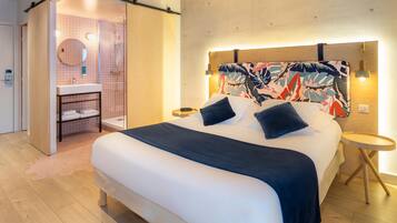 Superior-huone, 1 keskisuuri parisÀnky, tupakointi kielletty (with Single Sofabed) | Ylelliset vuodevaatteet, tallelokero huoneessa, työpöytÀ, pimennysverhot