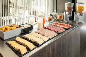 Desayuno buffet diario (EUR 15 por persona)