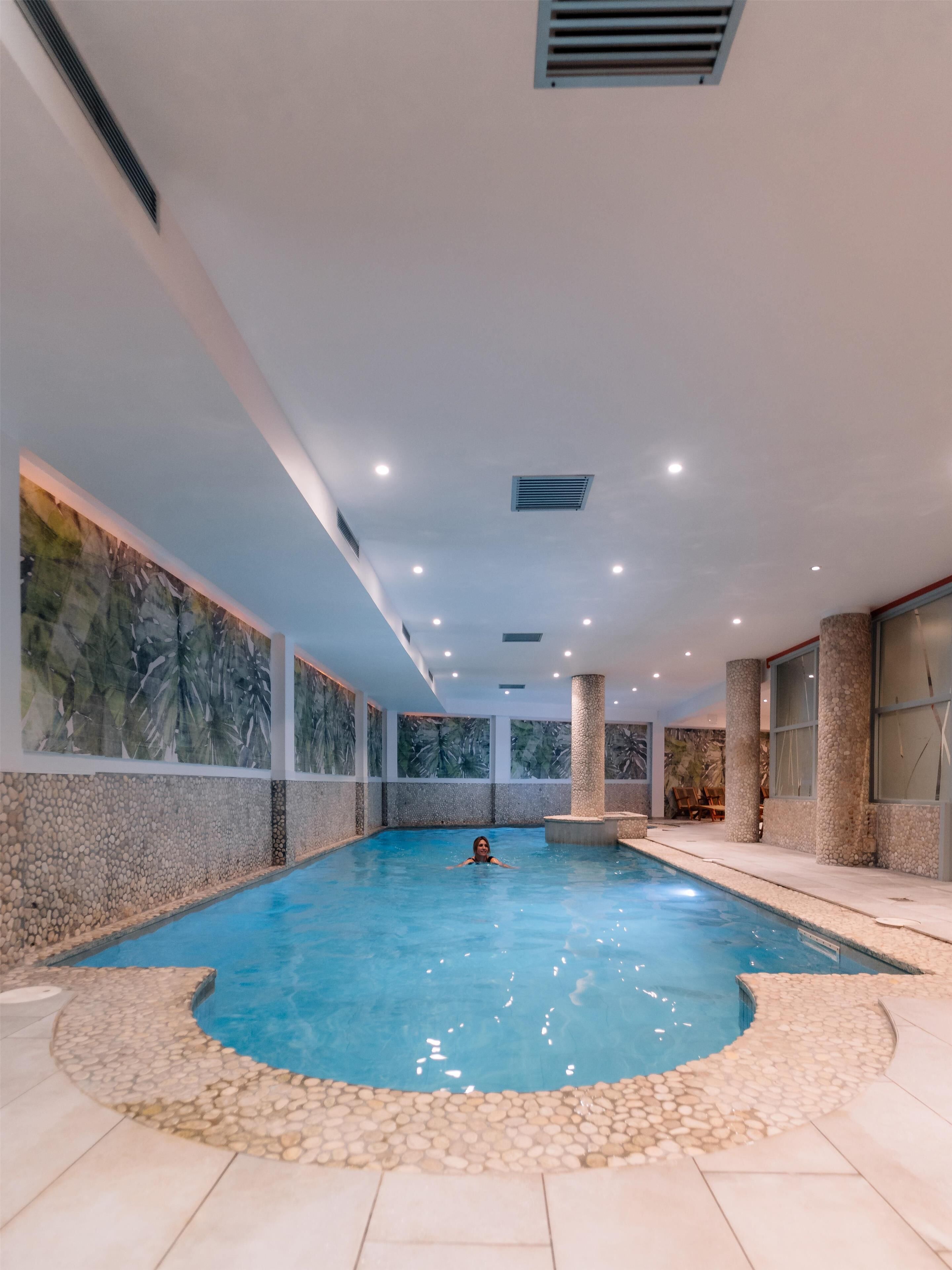 Piscine couverte, accès possible de 09 h 00 à 21 h 00, chaises longues 