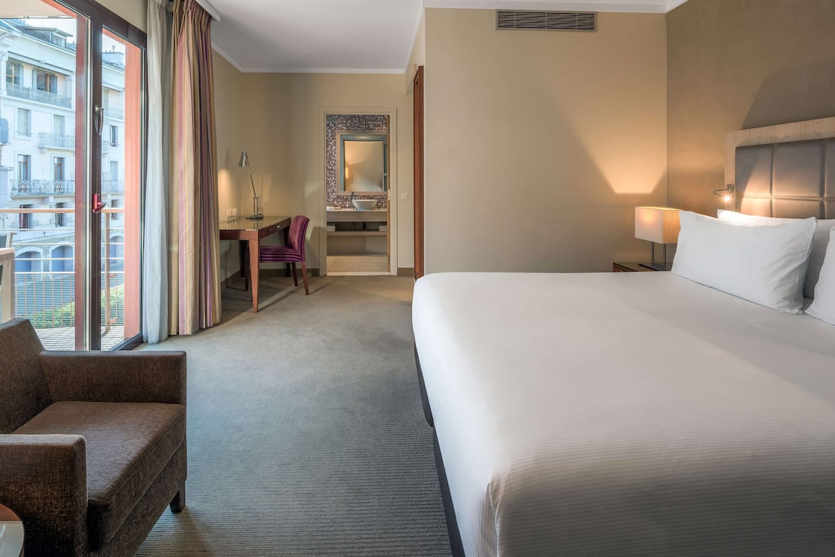 Chambre, 1 très grand lit | Literie de qualité, minibar, coffre-fort pour ordinateur portable