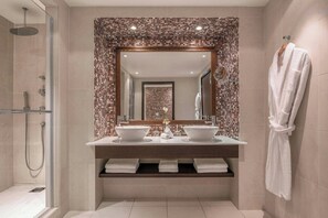 Combined shower/bathtub, free toiletries, hair dryer, towels