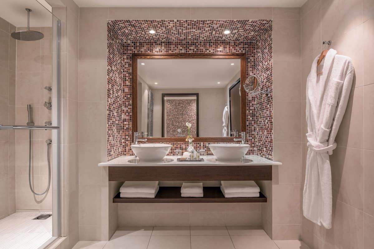 presidential suite, 1 king bed | premium bedding, minibar, in-room safe, desk