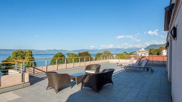 Executive Suite, 1 King Bed | Terrace/patio