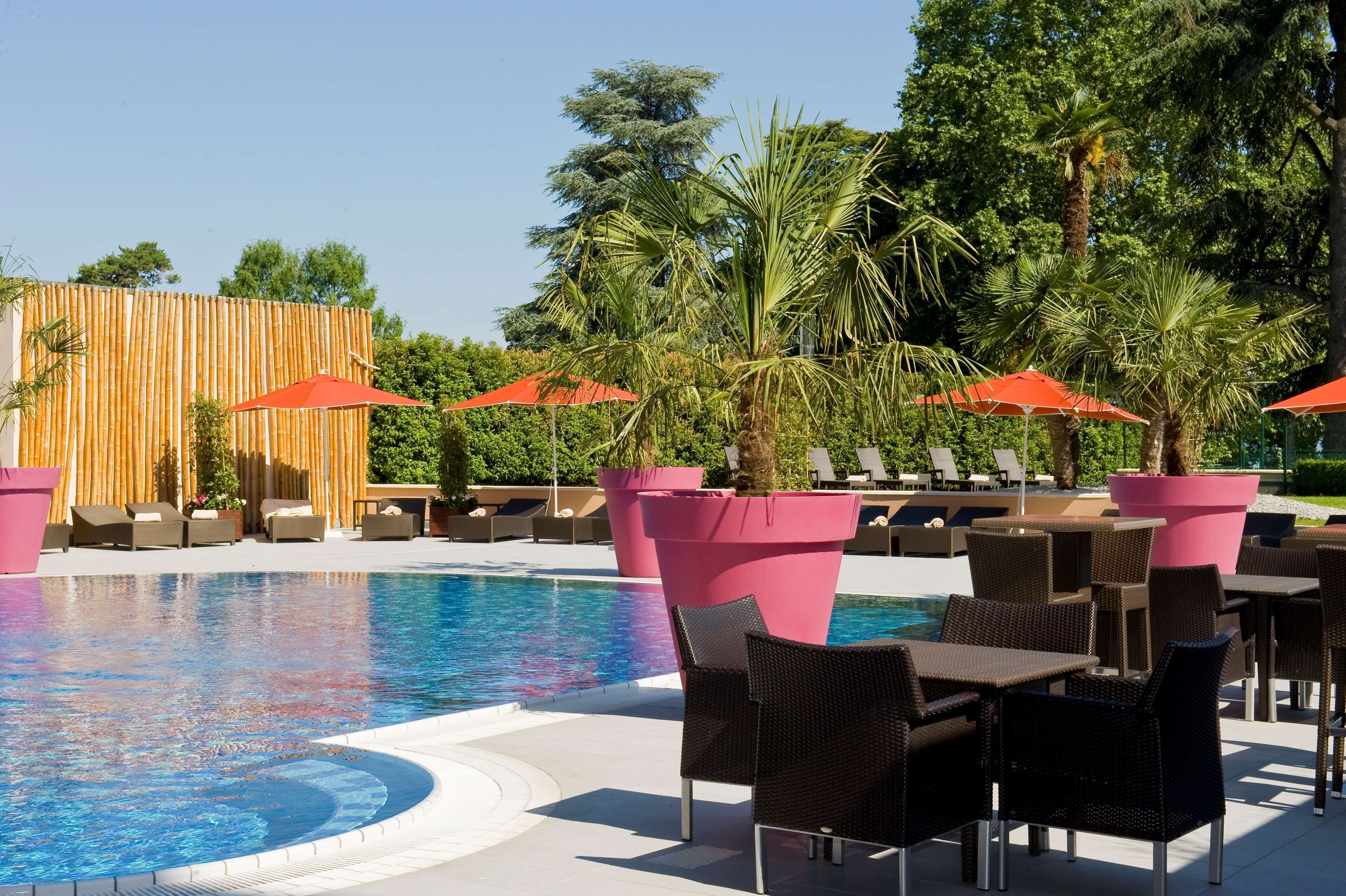 seasonal outdoor pool, pool loungers