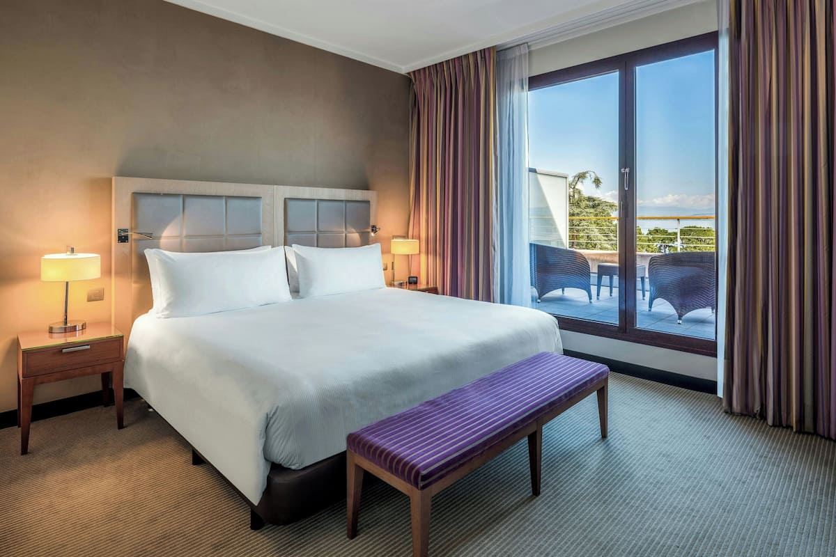 Premium bedding, minibar, in-room safe, desk