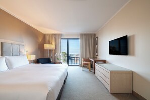 Premium bedding, minibar, in-room safe, desk - Hilton Evian-les-Bains (Evian-les-Bains)