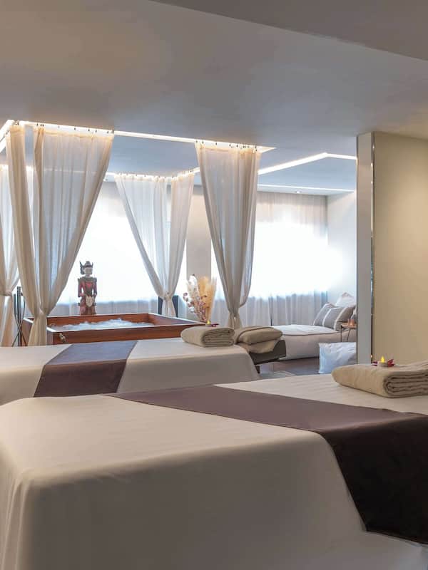 Couples treatment rooms, body treatments, body scrubs, facials