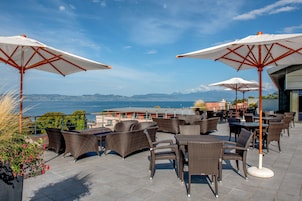 Executive Room, 1 King Bed, Lake View (Spa) | Executive lounge