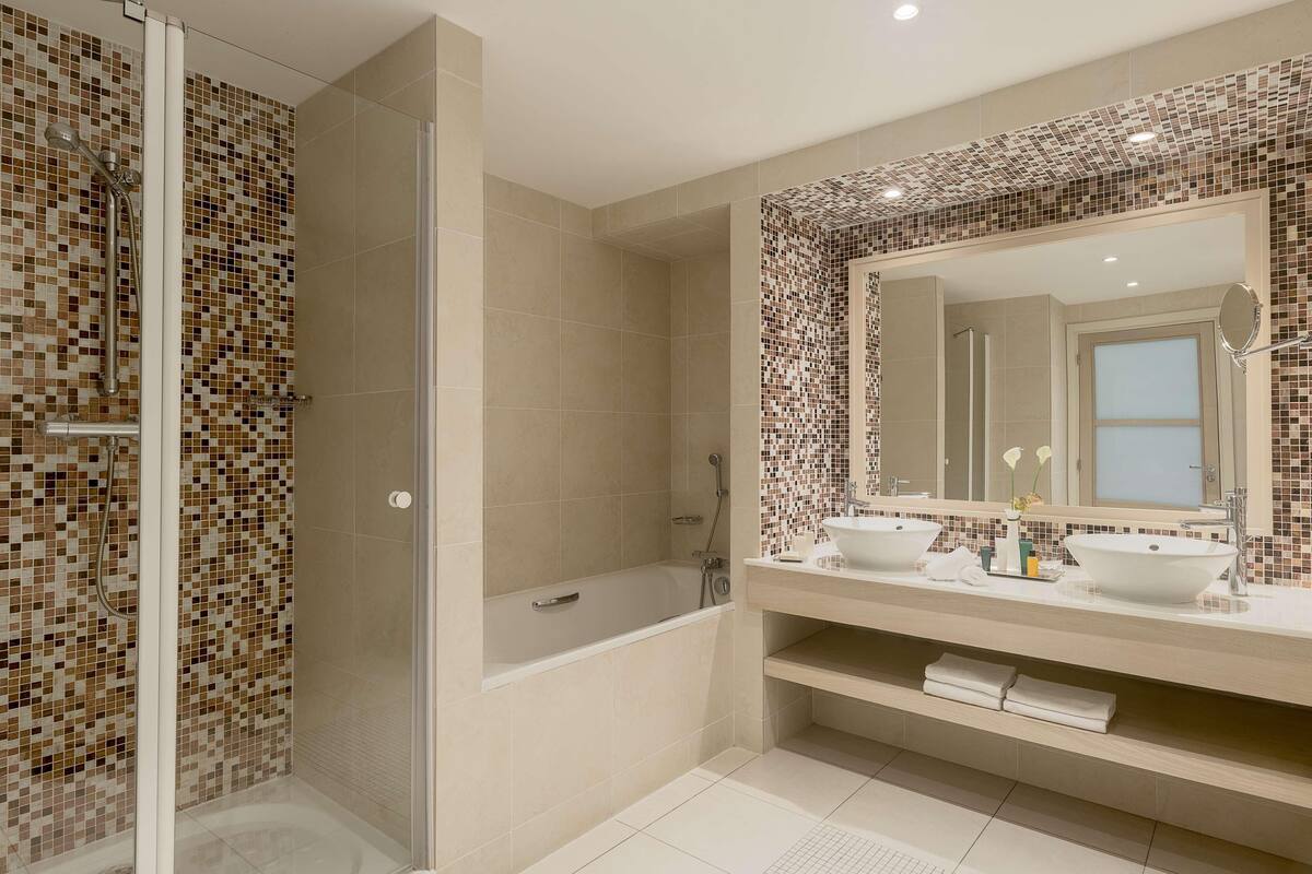 Salle de bain | Articles de toilette gratuits, sèche-cheveux, peignoirs