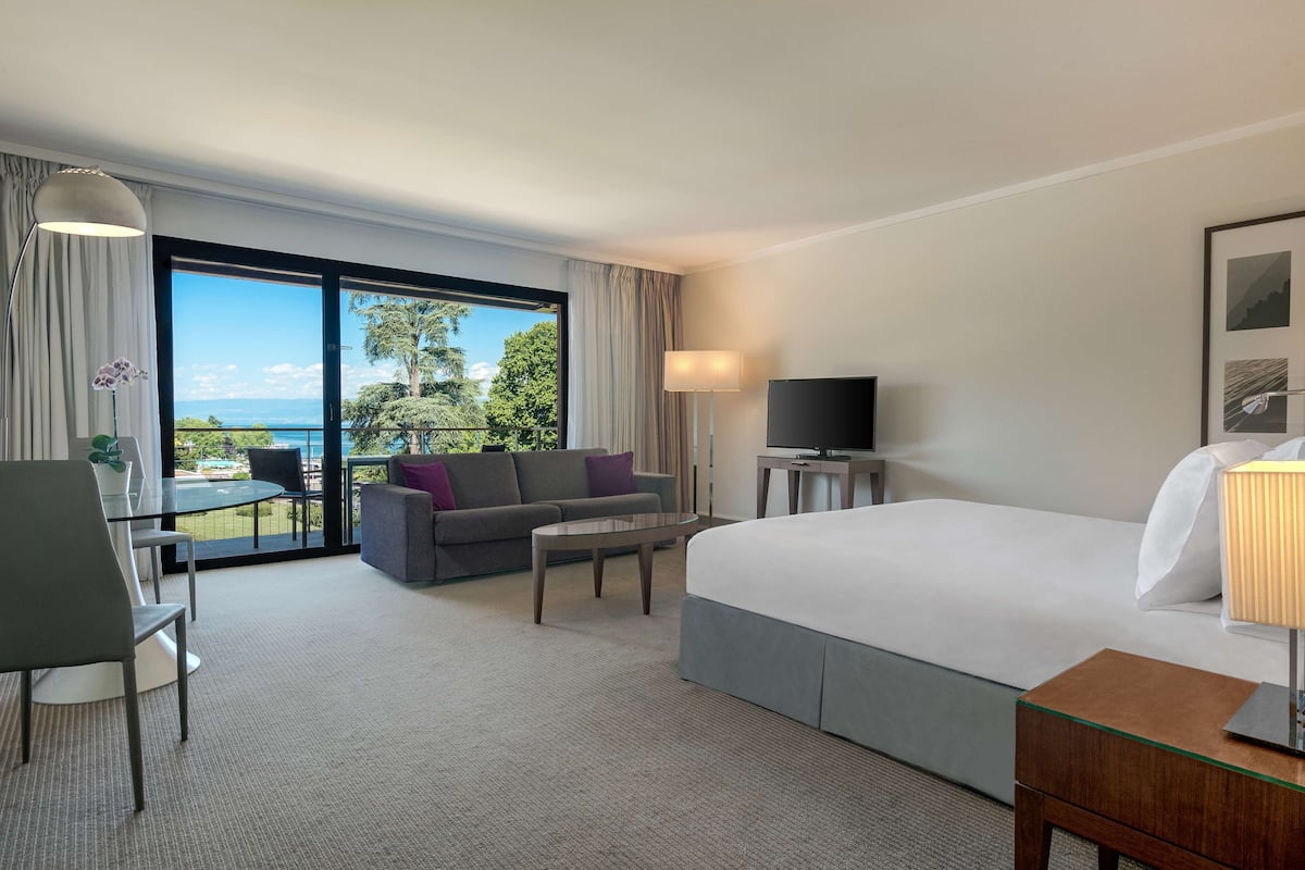 superior studio suite, 1 king bed, kitchenette | premium bedding, minibar, in-room safe, desk