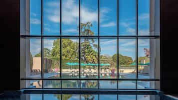Piscine extérieure (ouverte en saison), chaises longues