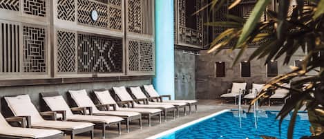 Piscine extérieure (ouverte en saison), chaises longues