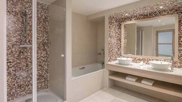 Ein modernes Badezimmer mit einer Duschkabine, einer freistehenden Badewanne und einem Waschtisch mit zwei Waschbecken.
