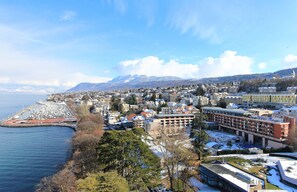 Une ville côtière dotée d’un port de plaisance, d’un grand hôtel et bordée de montagnes.