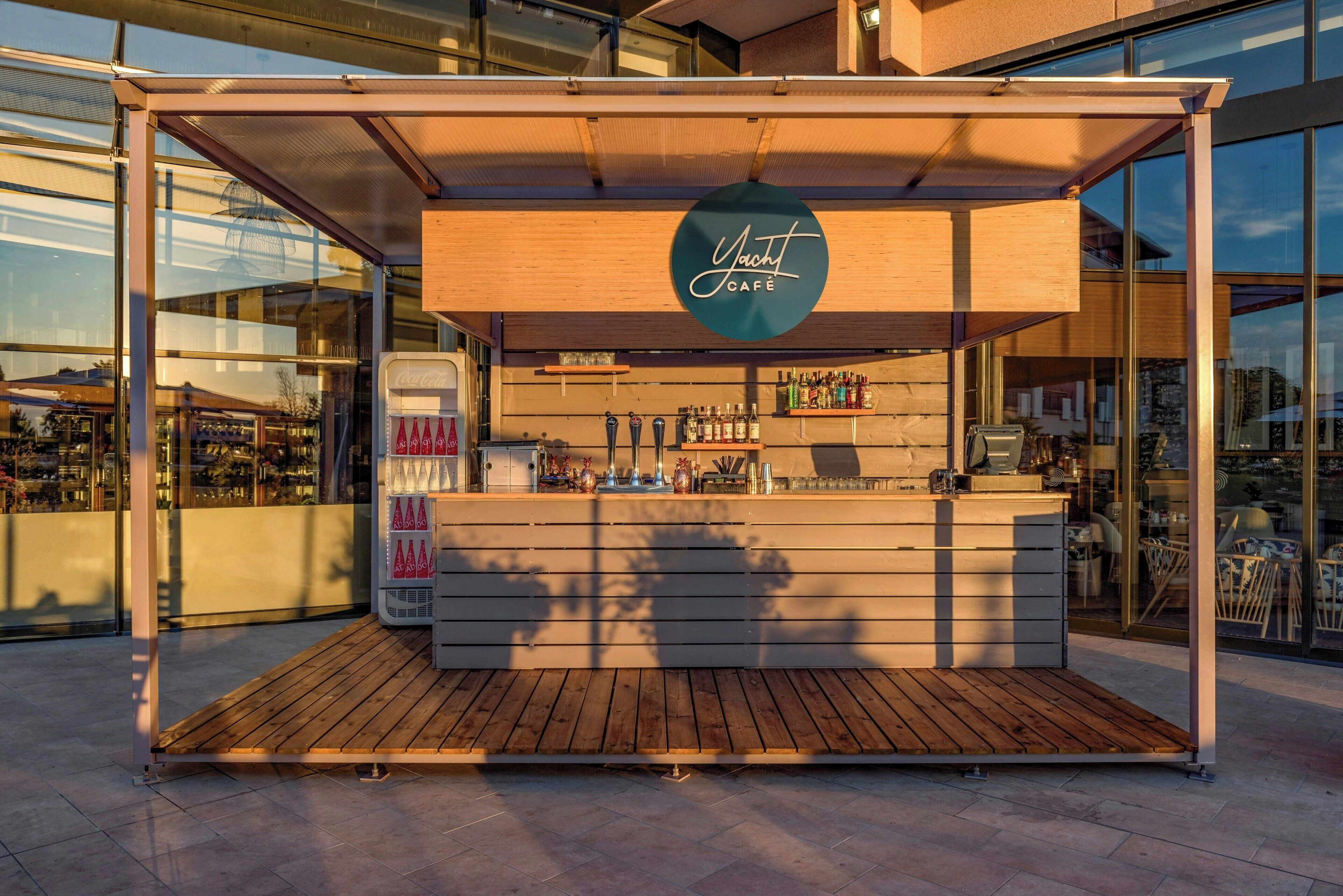 2 bars/lounges
