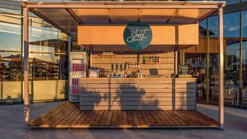 2 bars/lounges