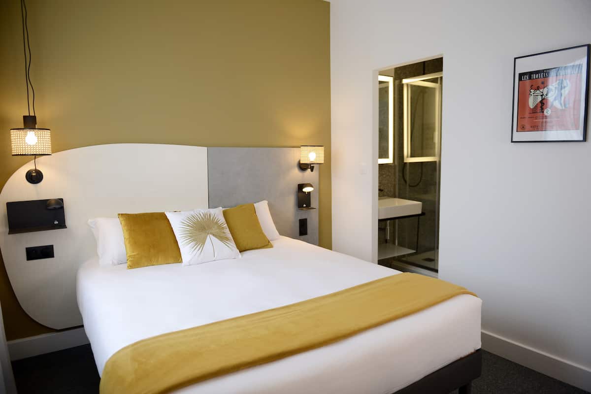In-room safe, individually furnished, desk, laptop workspace