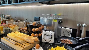 Bữa sáng buffet hàng ngày (13.50 EUR/mỗi người)