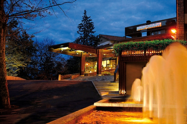 Voorkant accommodatie - avond/nacht