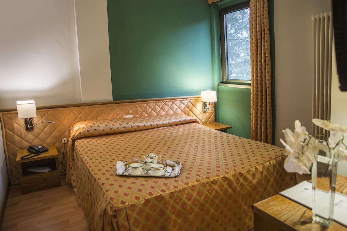 Donzen dekbedden, een minibar, een bureau, verduisterende gordijnen