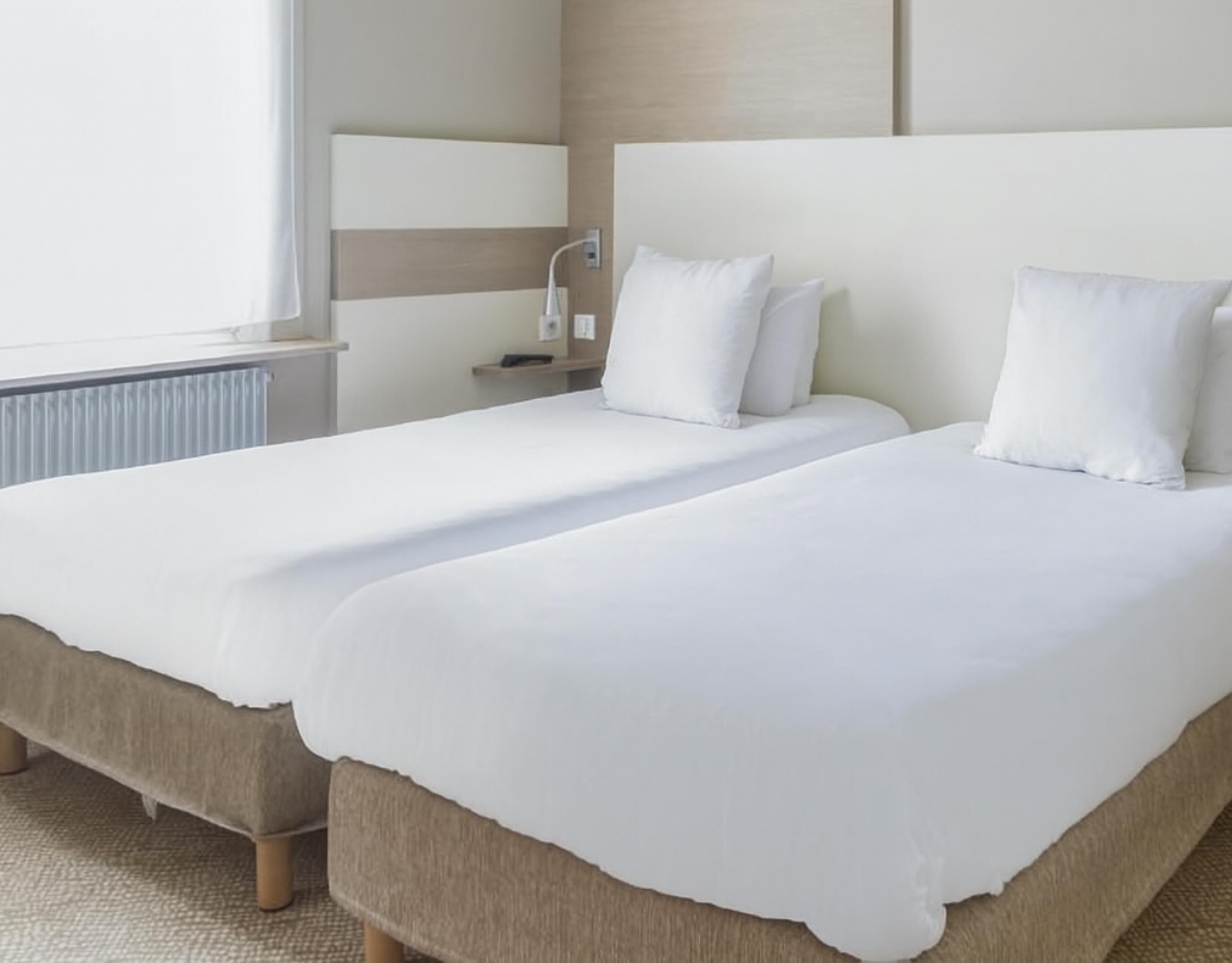 Standardrum - 2 enkelsängar | Mörkläggningsgardiner, ljudisolering och gratis barnsängar