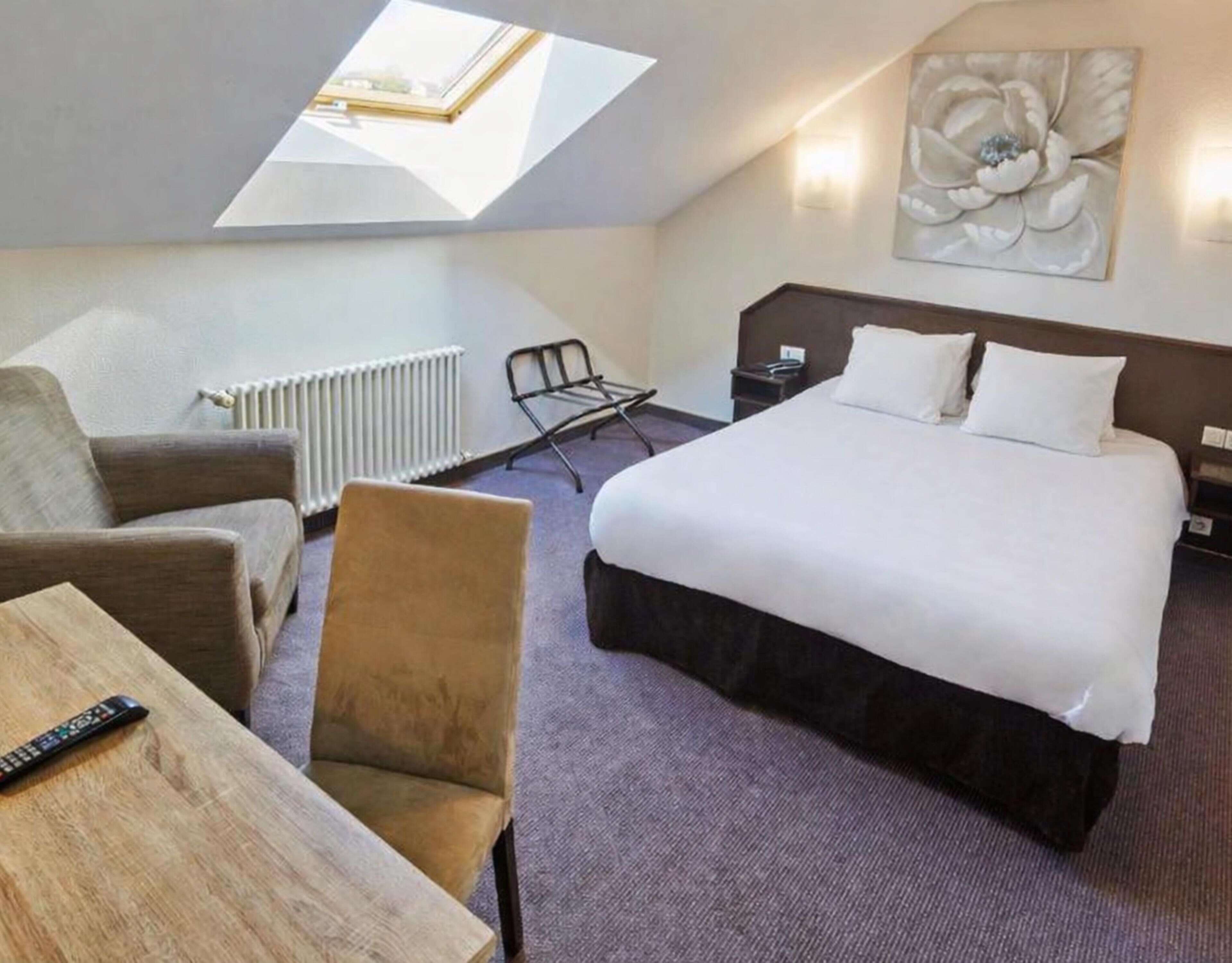 Verdunkelungsvorhänge, schallisolierte Zimmer, kostenlose Babybetten