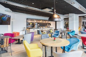 Desayuno buffet diario (EUR 13.9 por persona)