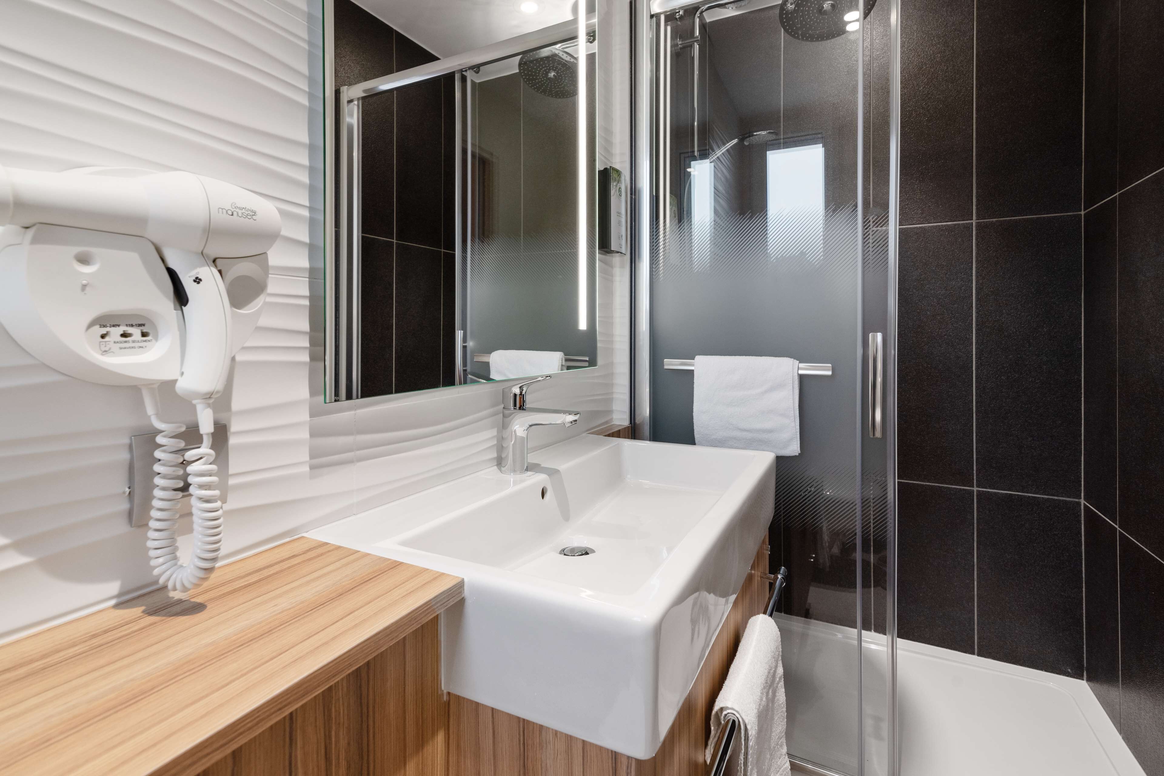 superior room, 2 single beds | bathroom | shower, eco-friendly toiletries, hair dryer, towels