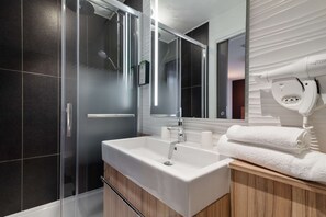 Douche, articles de toilette écologiques, séchoir à cheveux