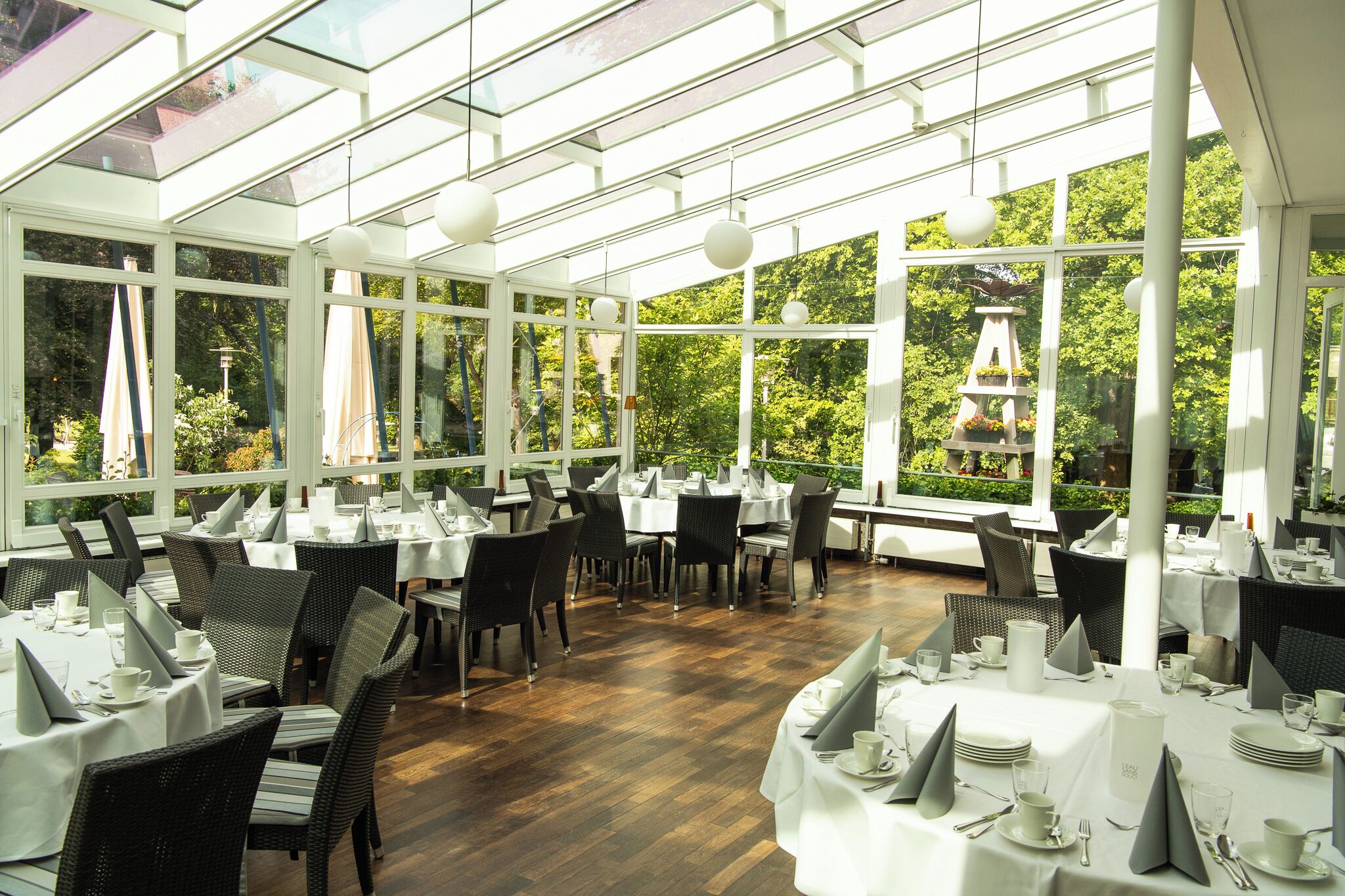 Der serveres aftensmad og lokale og internationale retter 