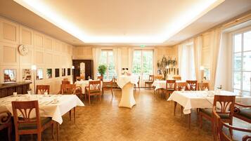 Daily buffet breakfast (EUR 19 per person)