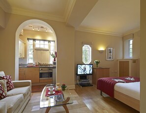 Cofres nos quartos, escrivaninha, ferros/tábuas de passar roupa