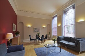 1 Bedroom Apartment | Cofres nos quartos, escrivaninha, ferros/tábuas de passar roupa