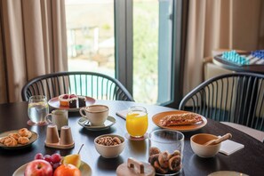 Deluxe Double Room (eSencia Programme: Deluxe Superior) | Minibar, blackout drapes, iron/ironing board, free WiFi