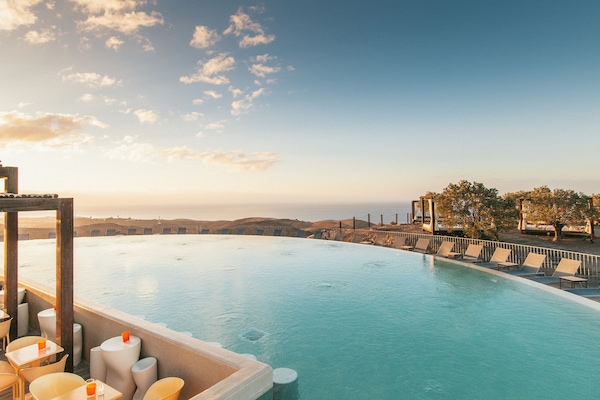 7 utendørsbassenger og solsenger