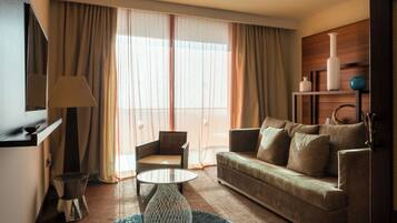 Ein Hotelzimmer mit einer Couch, einem Sessel und einem kleinen Tisch.