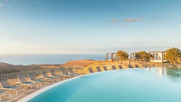 7 piscinas al aire libre, tumbonas