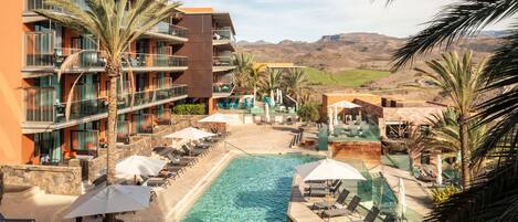 7 piscines extérieures, chaises longues