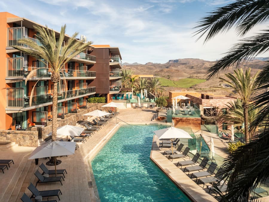 7 outdoor pools, sun loungers