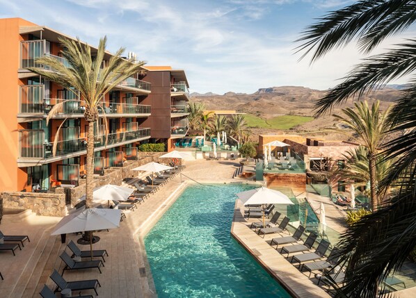 7 outdoor pools, sun loungers