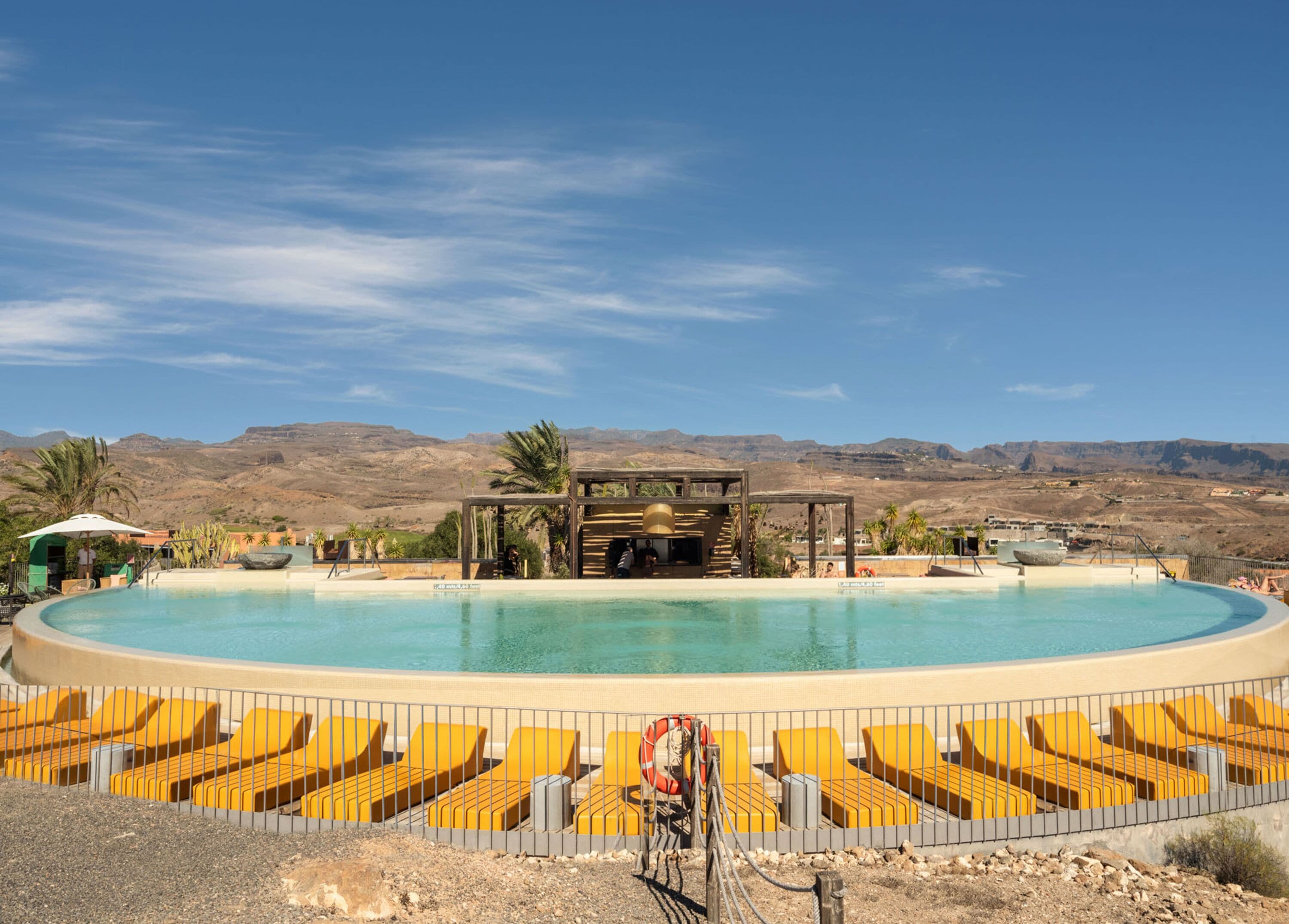 7 outdoor pools, pool loungers