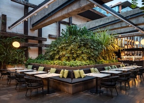 2 restaurants, servant le déjeuner et le dßner; cuisine internationale