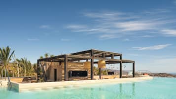 7 outdoor pools, pool loungers